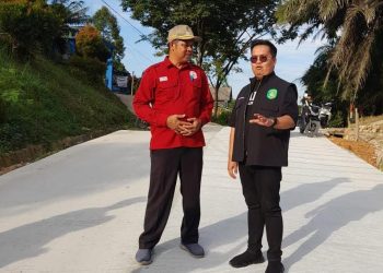 Wakil Bupati Kukar, Rendi Solihin meninjau pembangunan jalan Desa Tani Bhakti. Istimewa