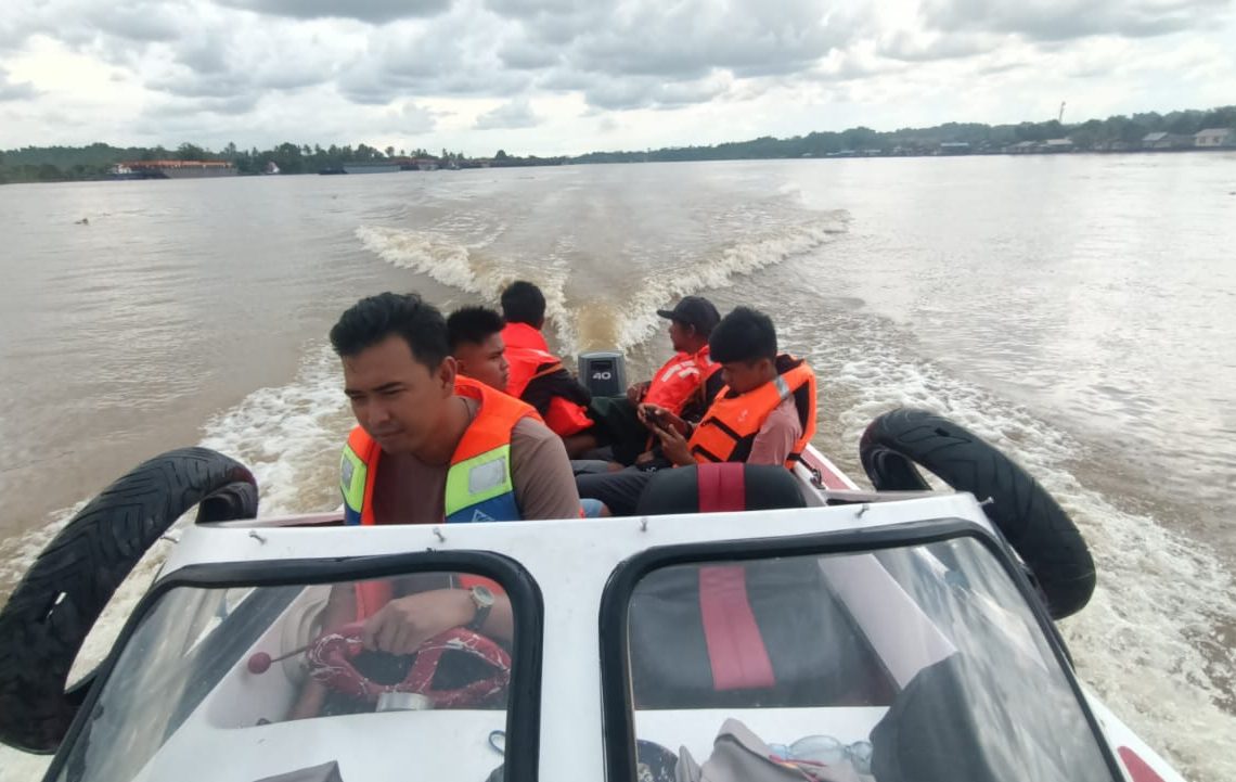Proses pencarian korban laka air di Desa Separi, Tenggarong Seberang, yang dilakukan Tim SAR Gabungan. (Istimewa )