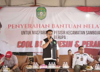 Wakil Bupati Kukar, Rendi Solihin ketika menyerahkan bantuan kapada nelayan di Samboja pertengahan Juli 2023. ist