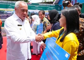 Gubernur Kaltim, Isran Noor menyerahkan beasiswa kepada pelajar dan mahasiswa Kaltim/ist