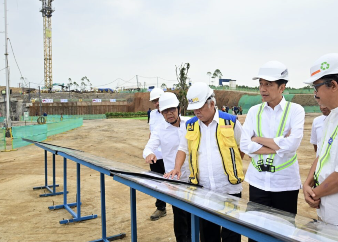 Presiden Joko Widodo meninjau progres pembangunan Istana Presiden di Kawasan Ibu Kota Nusantara (IKN), Kabupaten Penajam Paser Utara, Provinsi Kalimantan Timur, pada Jumat, 22 September 2023. Foto: BPMI Setpres