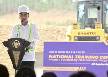 Presiden Joko Widodo melakukan peletakan batu pertama (groundbreaking) Pusat Pelatihan Nasional atau National Training Center Persatuan Sepak Bola Seluruh Indonesia (PSSI) di kawasan Ibu Kota Nusantara (IKN), Kabupaten Penajam Paser Utara, Provinsi Kalimantan Timur, pada Jumat, 22 September 2023. Foto: BPMI Setpres/Muchlis Jr