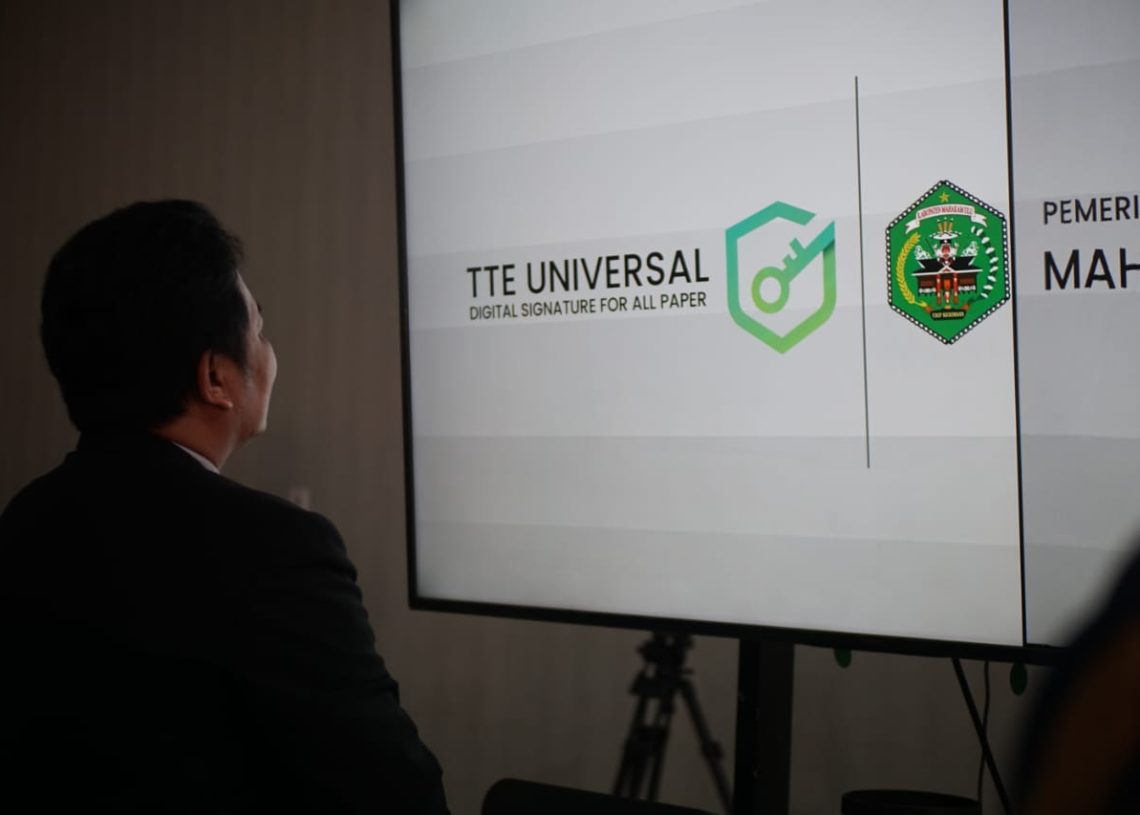 Bupati Mahulu, Bonifasius Belawan Geh meresmikan penggunaan tanda tangan elektronik di Mahulu. ist