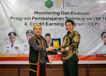 Bupati Mahakam Ulu (Mahulu) Bonifasius Belawan Geh menyambut baik kedatangan Dekan Fakultas Ilmu Administrasi (FIA) Universitas Indonesia (UI, Profesor Chandra Wijaya di Tana’a Urip Kerimaan. dok Prokopim Mahulu