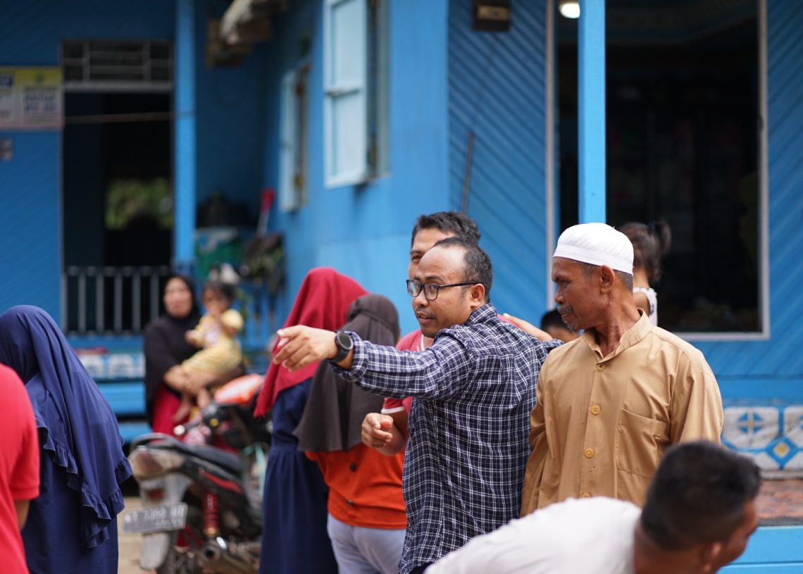 Rahmat Dermawan (tengah) bersama para nelayan di pesisir Kukar. ist