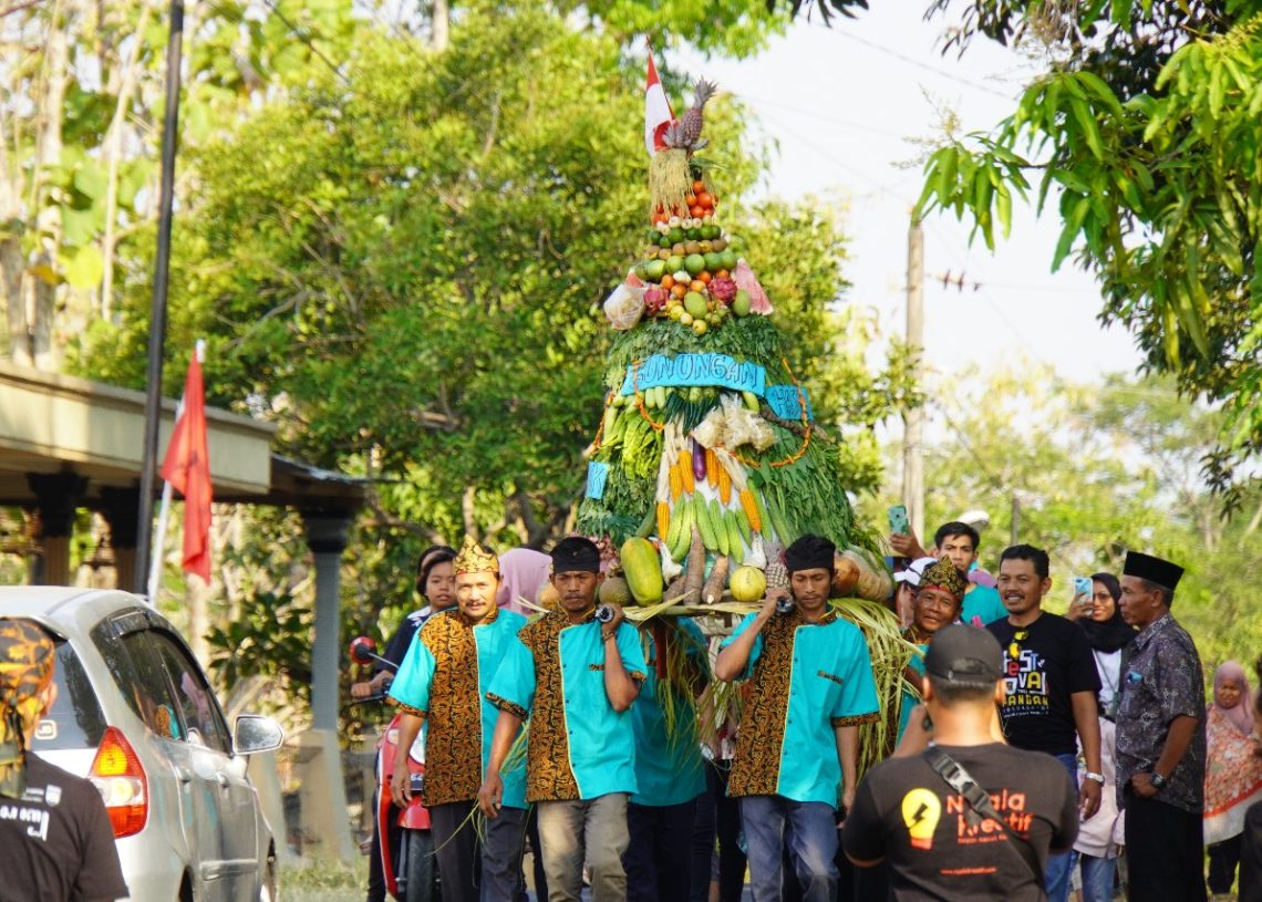 Kegiatan Festival Pangan Desa Krasak yang kami lakukan pada Sabtu, 14 Oktober 2023. 


Artikel ini telah tayang di TribunPekanbaru.com dengan judul Belajar dari Krasak: Sistem Pangan Desa sebagai Tonggak Kuatnya Negara, https://pekanbaru.tribunnews.com/2023/10/15/belajar-dari-krasak-sistem-pangan-desa-sebagai-tonggak-kuatnya-negara. istimewa