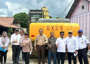 Seno Aji Tinjau Proyek Drainase Penangkal Banjir di Kukar. ist