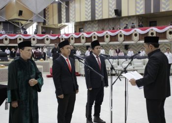 Suasana pelantikan PAW Encik Wardani dari PKS dan Selamat Ari Wibowo dari PKB. (Dok DPRD Kaltim)