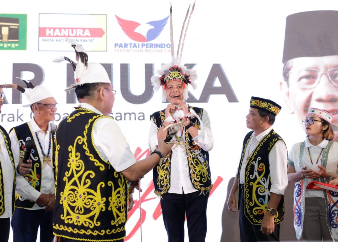 Calon Presiden nomor tiga Ganjar Pranowo diangkat sebagai warga kehormatan Adat Dayak Kenyah Kalimantan Timur. ist