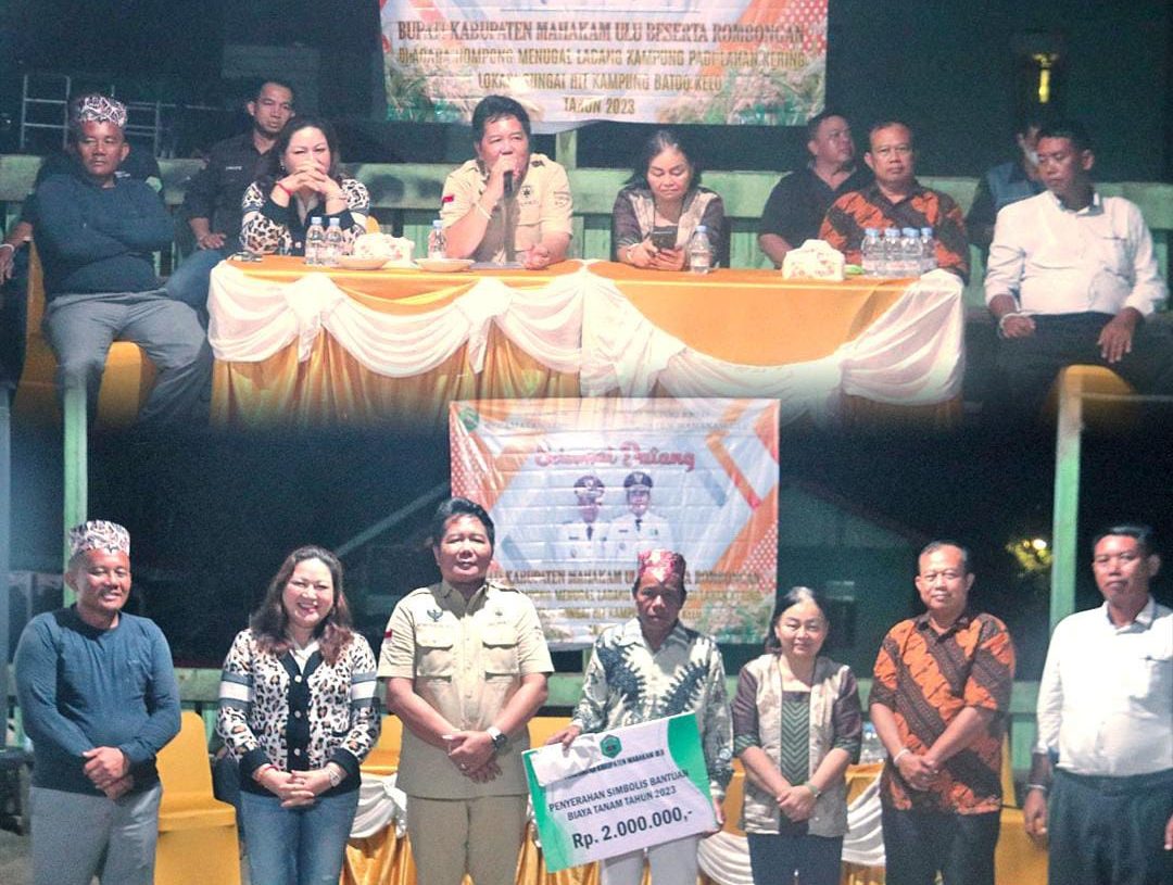 Bupati Mahulu, Bonifasius Belawan Geh berdiskusi dengan peladang di Kampung Batoq Kelo. dok Prokopim Mahulu
