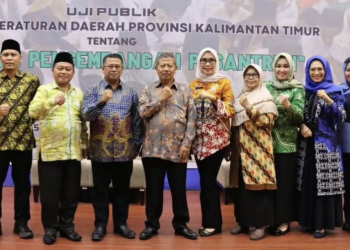 Foto bersama kegiatan Uji Publik oleh Pansus DPRD Kaltim membahas Ranperda. (istimewa).