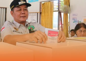 Bupati Mahulu Bonifasius Belawan Geh menyalurkan hak suaranya pada pemilu 2024. prokopim mahulu
