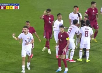 Ivar Jenner setelah mendapatkan kartu merah dari wasit Nasrullo asal Tajikistan, dalam laga pembuka Grup A Piala Asia U-23 kontra Qatar. (Ist)