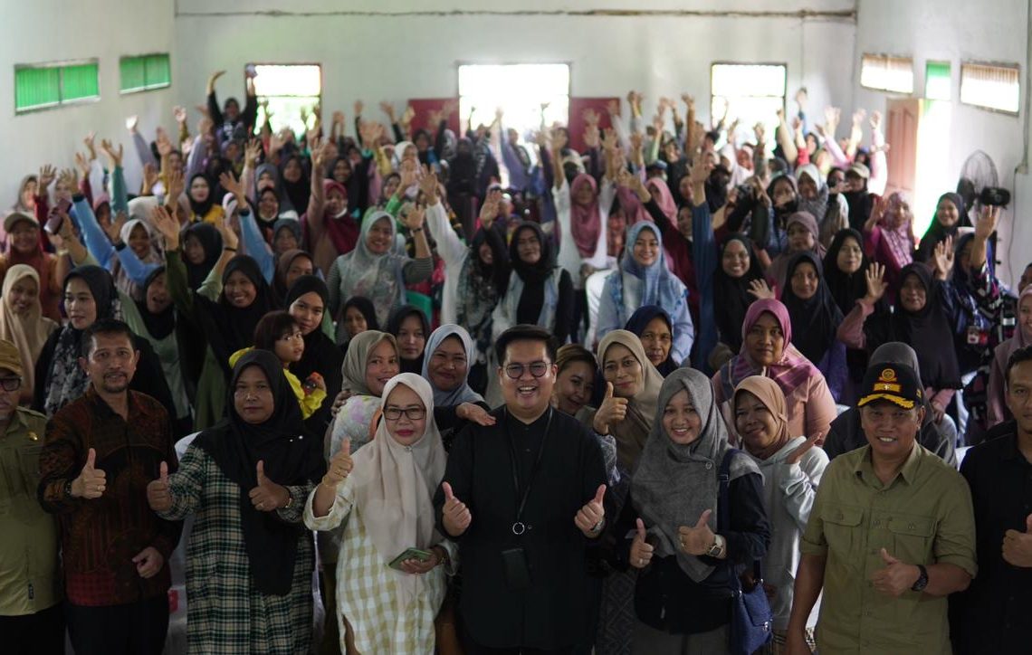 Wakil Bupati Kukar, Rendi Solihin, melakukan dialog kepada masyarakat pelaku UMKM di Kelurahan Sari Jaya, Kecamatan Sangasanga, pada Rabu, 1 Mei 2024.