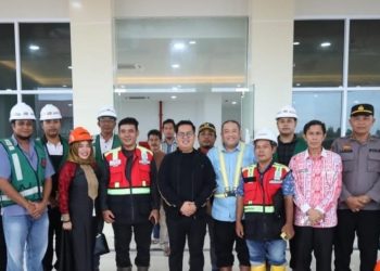 Wakil Bupati Kukar, Rendi Solihin ketika berkunjung ke pembangunan RS Muara Badak.