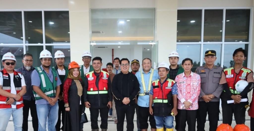 Wakil Bupati Kukar, Rendi Solihin ketika berkunjung ke pembangunan RS Muara Badak.