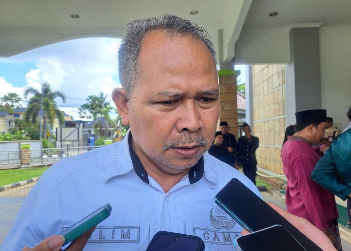 Camat Kembang Janggut, Halim.