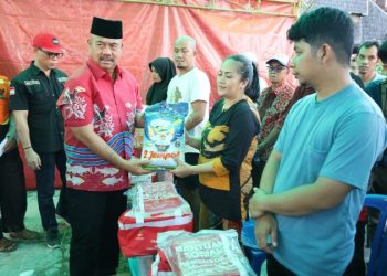 Bupati Kukar Edi Damansyah Tinjau Korban Kebakaran Desa Mangkuraja. ist