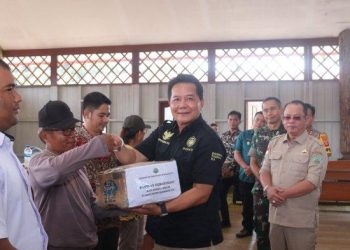 Bupati Mahulu Bonifasius Belawan Geh serahkan bantuan banjir. prokopimmahulu