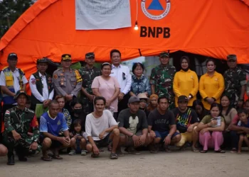 Pangdam Mulawarman berikan bantuan banjir Mahulu Mei lalu. ist