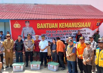 Pj Gubernur Kaltim Akmal Malik Serahkan Bantuan Banjir Mahulu. Tim Media Akmal Malik