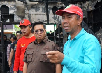 Wabup Rendi Solihin melihat korban kebakaran. ist