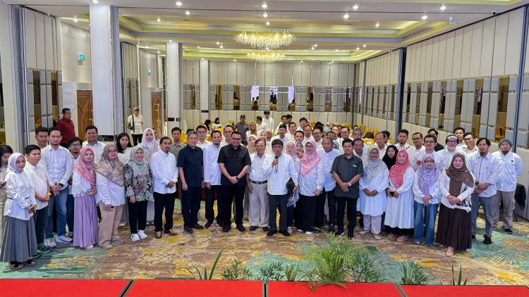 Aulia Rahman Basri berbagi kisah perjalanan kariernya dari lulusan Unhas hingga terpilih sebagai Bupati Kukar dalam Seminar Nasional IKA Unhas Balikpapan 2025, Minggu (27/4/2025).