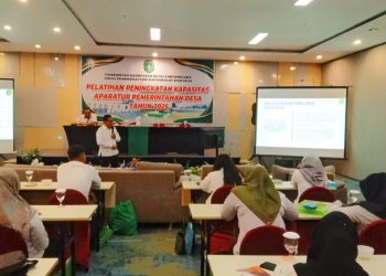 Kepala DPMD Kukar, Arianto memberi materi pelatihan pada pendamping desa di Kukar.